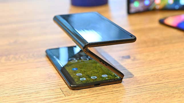 Imagen para el artículo titulado El concepto de teléfono con triple pantalla de Microsoft es tan ridículo que necesito probarlo