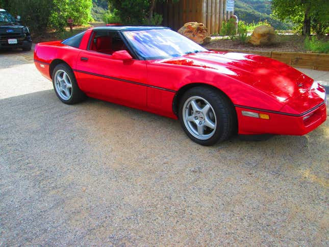 Zdjęcie artykułu zatytułowanego Czy ta wiśniowo-czerwona 1990 Chevy Corvette ZR-1 jest gotowa na żniwa za 28 500 USD?
