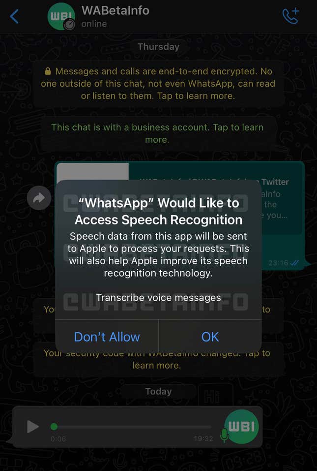 Imagen para el artículo titulado WhatsApp prueba una función para transcribir los audios automáticamente
