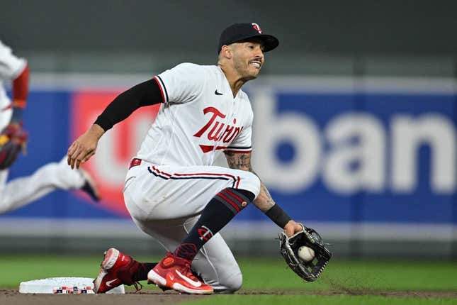 Twins SS Carlos Correa (foot) exits game vs. Reds