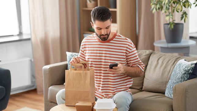 Image for article titled Annoyed Man Rates UberEats Driver 3 Stars For Having To Pry Order Out Of Their Dead Frozen Hands