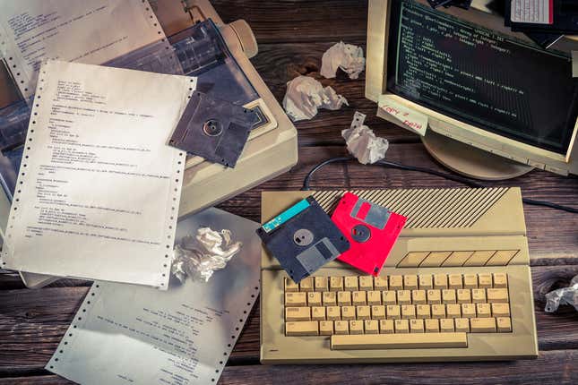 Una computadora vieja con disquetes en ella.