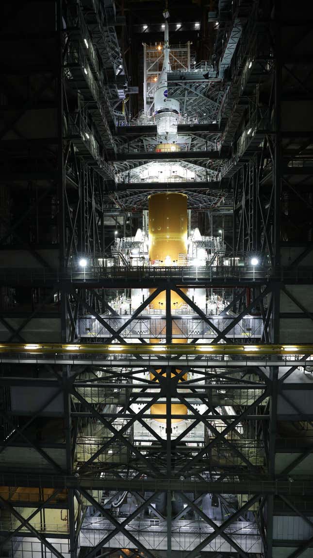 El cohete SLS completamente apilado, como se ve dentro del Edificio de Ensamblaje de Vehículos de la NASA en el Centro Espacial Kennedy en Florida.