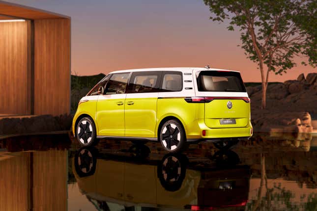 Imagen para el artículo titulado Vuelve la mítica furgoneta hippie de Volkswagen en versión eléctrica