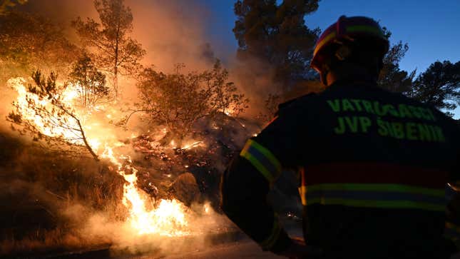 Ein Feuerwehrmann Bekämpft Am Mittwoch, Den 13. Juli 2022, Einen Brand In Zaton, Kroatien.