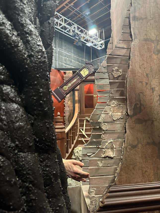 Image for article titled First Look at Last of Us and Stranger Things Houses at Halloween Horror Nights