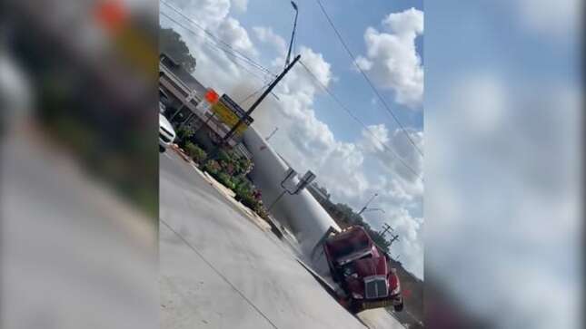 Imagen para el artículo titulado Mira cómo un tren arrasa una gigantesca pala de aerogenerador y al camión que la transportaba