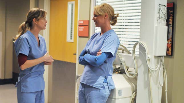 Ellen Pompeo (L) and Katherine Heigl