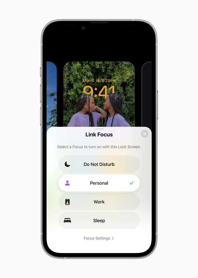 Imagen para el artículo titulado Nueva pantalla de bloqueo y financiación sin intereses en Apple Pay: todas las novedades que llegan al iPhone con iOS 16