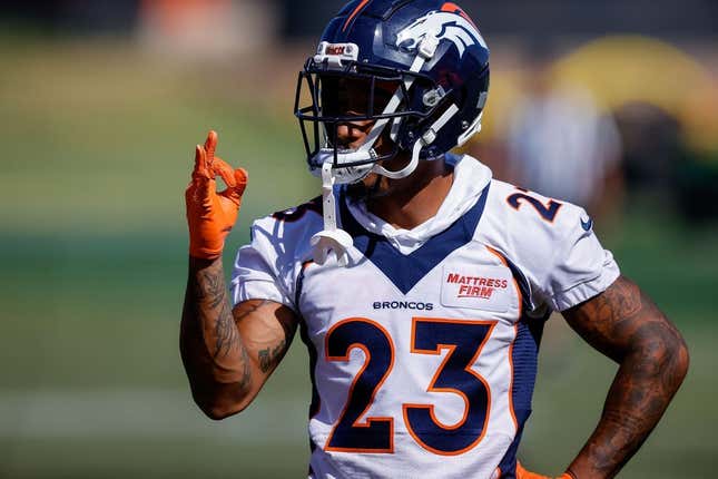 5. August 2022;  Englewood, CO, USA;  Ronald Darby (23), Cornerback der Denver Broncos, gestikuliert während des Trainingslagers im UCHealth Training Center.