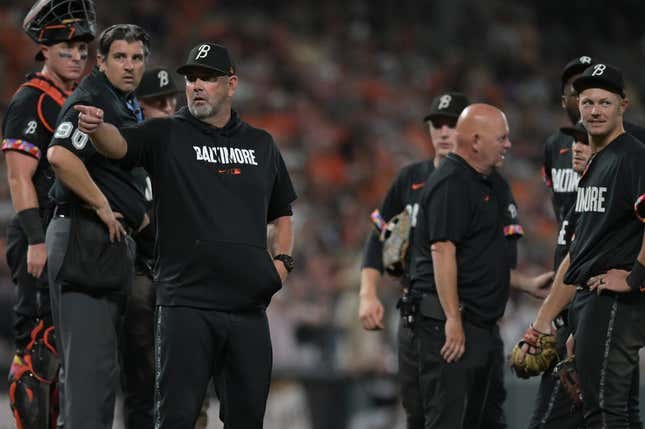 25. August 2023;  Baltimore, Maryland, USA;  Baltimore Orioles-Manager Brandon Hyde (18) signalisiert dem Dugout, nachdem Relief Pitcher Felix Bautista (74) während des neunten Innings gegen die Colorado Rockies im Oriole Park in Camden Yards auf dem Pitcher-Hügel ausgerutscht war.