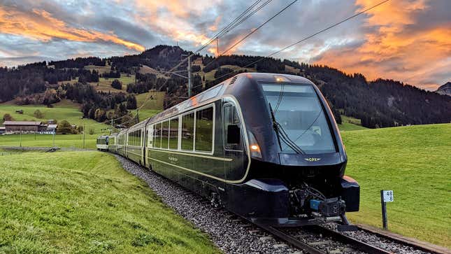 Une photo des nouveaux trains suisses roulant dans un champ. 