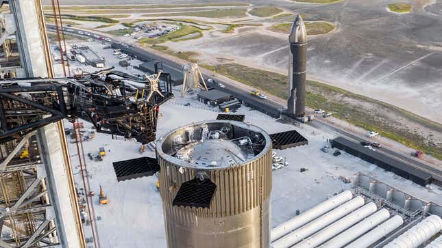 Imagen para el artículo titulado Espectáculo garantizado: SpaceX podría intentar capturar la Starship al vuelo en su primer lanzamiento