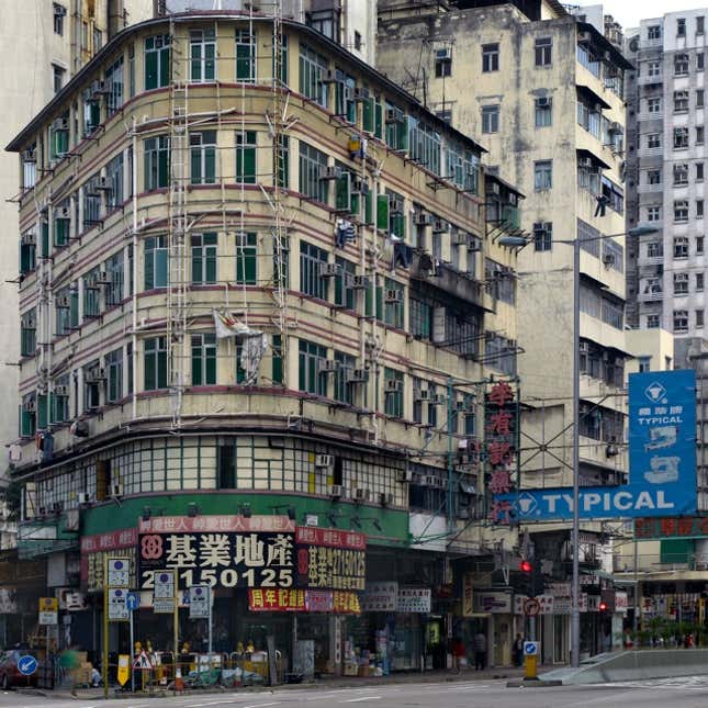 Michael Wolf, Corner House #39, Hong Kong, 2009. Blue Lotus Gallery.