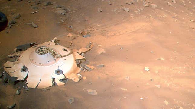 Imagen para el artículo titulado El helicóptero Ingenuity fotografía los restos del equipo con el que aterrizó en Marte