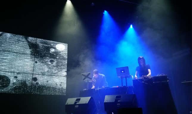 Un concierto con el duo de música electrónica Orphx celebrado en la sala LIVELab de la universidad.