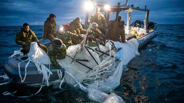 El supuesto globo espía chino que fue derribado en el Atlántico el 4 de febrero recuperado del océano por la Marina de Estados Unidos