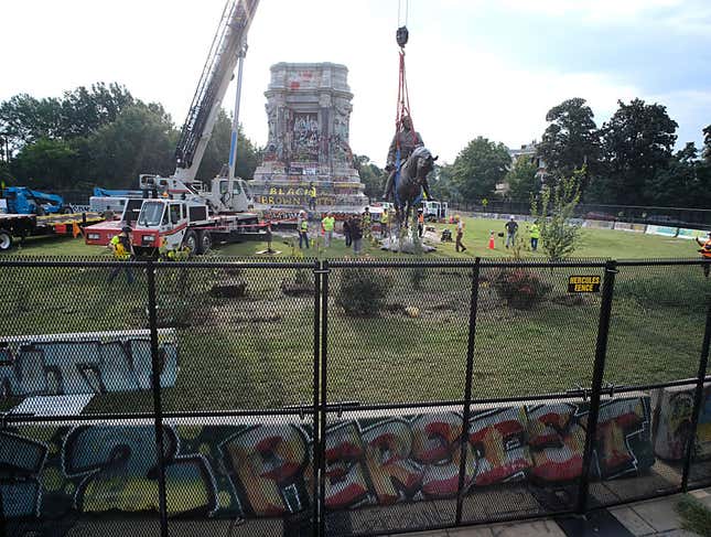 RICHMOND, VIRGINIA - SEPTEMBER 08: The statue of Confederate General Robert E. Lee is removed from its pedestal on Monument Avenue on September 8, 2021, in Richmond, Virginia. The Commonwealth of Virginia is removing the largest Confederate statue remaining in the U.S. following authorization by all three branches of state government, including a unanimous decision by the Supreme Court of Virginia.