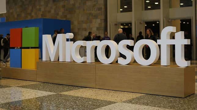 Una escultura con el logotipo de Microsoft en un congreso.