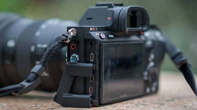 A photo of a mirrorless camera