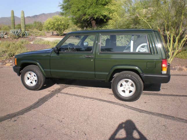 Image for article titled At $5,000, Is This 1998 Jeep Cherokee A Good Deal Despite Its Bad Transmission?
