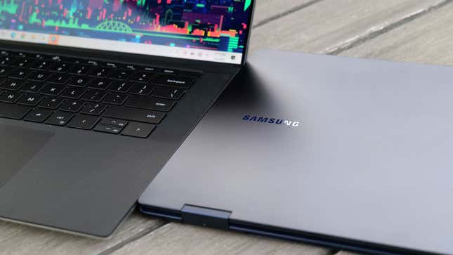 El Galaxy Book Pro de 15 pulgadas es mucho más delgado que el Dell XPS 15.