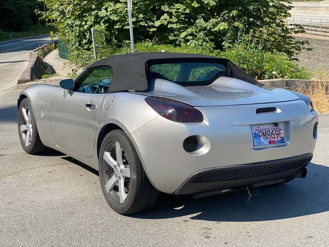 Image for article titled At $7,950 Canadian, Could This 2006 Pontiac Solstice Get You To See The Light?