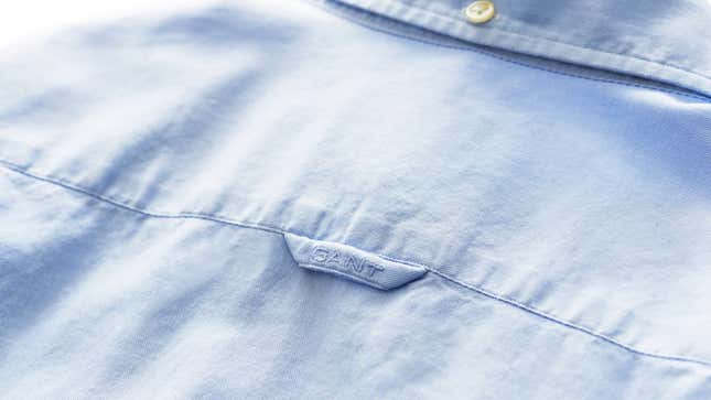 Imagen para el artículo titulado Para qué sirve el lazo que se encuentra en la parte de atrás de las camisas de botones