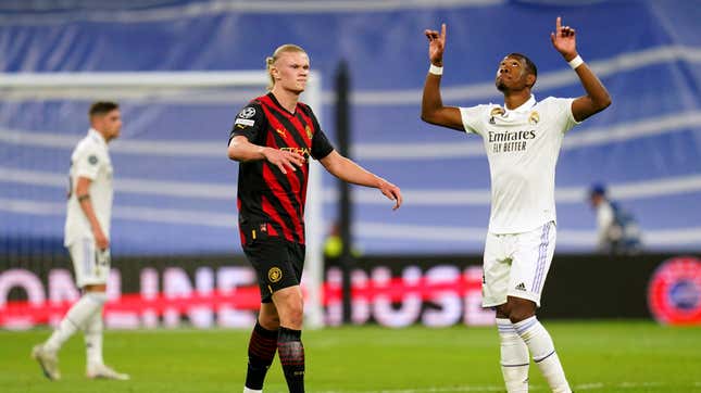 Manchester City’s Erling Haaland (l.) and Real Madrid’s David Alaba at the end of the UEFA Champions League, semi-final, first leg match.