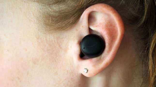 Imagen para el artículo titulado Los nuevos Echo Buds de Amazon son excelentes para lo que cuestan