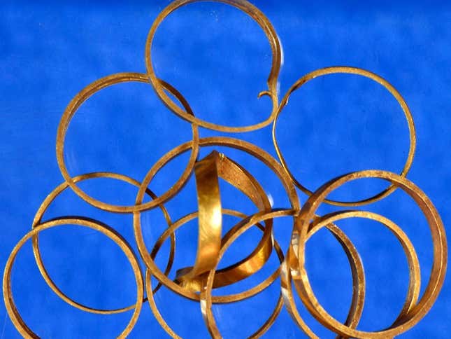 Imagen para el artículo titulado Descubren en una tumba rumana un alucinante tesoro antiguo de anillos de oro