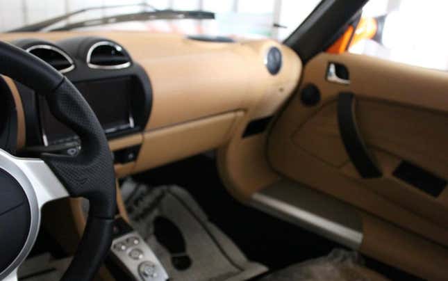 Imagen para el artículo titulado Tres Tesla Roadster nuevos llevaban más de una década en un contenedor