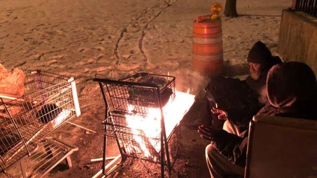 Un estudio canadiense dio $7500 a personas sin techo. Esto fue lo que hicieron con el dinero