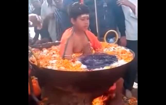 Este video de un niño en una olla de agua hirviendo no es real