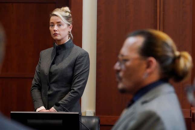 Court room photo of Amber Heard and Johnny Depp