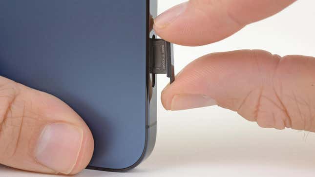 Imagen para el artículo titulado Apple lanzaría un iPhone sin bandeja SIM en 2022