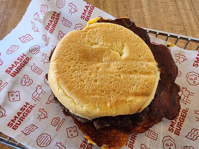 Image for article titled Smashburger’s S’mac & Cheese Burger Is More Impressive Than You Think
