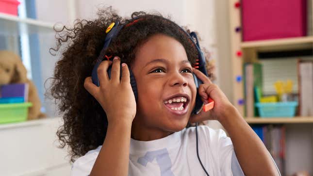 Un estudiante más joven que usa los auriculares Logitech Zone Learn en un entorno escolar mientras habla por el micrófono con brazo giratorio.