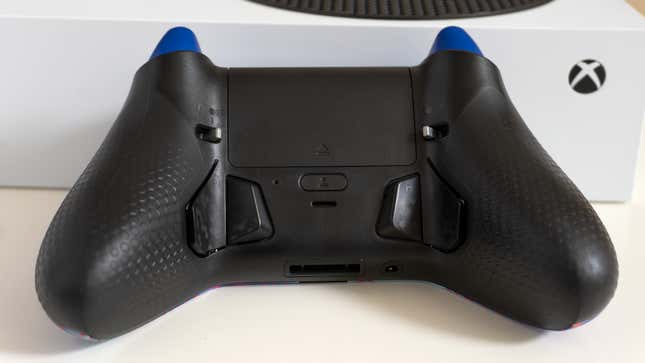 Instead of longer paddles, the Instinct and Instinct Pro now use smaller buttons that are easier to press when naturally holding the controller.