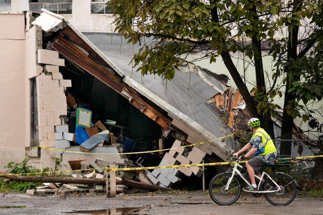 Un hombre observa los daños a un edificio causados   por una inundación reciente, el 13 de septiembre de 2023, en el Hilton &amp; Cook Marketplace en Leominster, Massachusetts. 