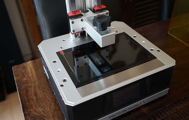 La base está bien acabada en aluminio y pesa bastante más de lo que parece.