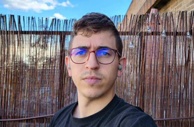 Los auriculares no sobresalen mucho de las orejas y apenas se notan cuando los llevas puestos.
