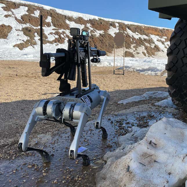 Imagen para el artículo titulado Genial, ahora los perros robot pueden llevar metralletas en el lomo