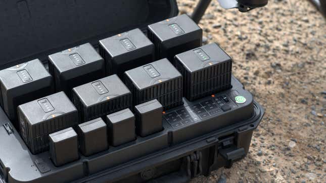La estación de batería inteligente DJI BS65 carga varias baterías de drones al mismo tiempo.