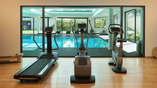 Image for article titled How to Spot a Good Hotel Gym (and Avoid the Shitty Ones)