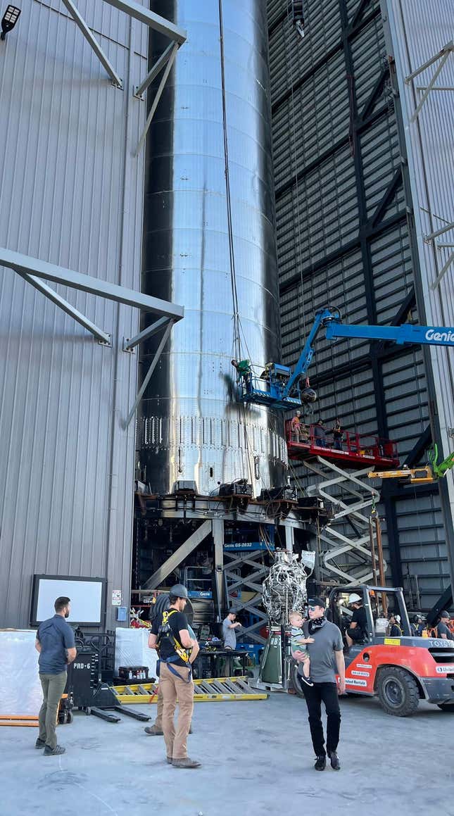 Imagen para el artículo titulado Primeras fotos de la Starship Super Heavy, el cohete más grande y potente de SpaceX