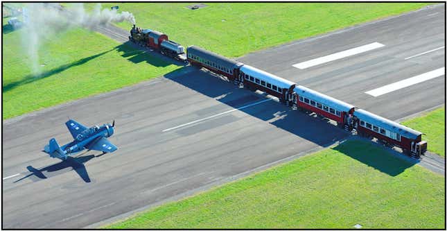 Imagen para el artículo titulado Parece Photoshop, pero esta foto de un tren pasando por un aeropuerto es real