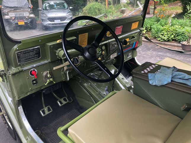 Imagen para el artículo titulado A $20,000, ¿contrataría este 'Jeep' M151A2 de 1977 restaurado?
