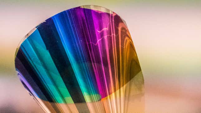 La tinta electrónica que han desarrollado contiene oro, plata y plásticos PET. La capa que produce los colores tiene menos de un micrómetro de espesor.
