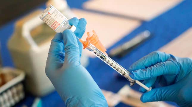 Una enfermera prepara una jeringa de una vacuna contra el covid-19 en julio de 2022